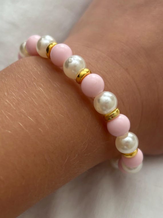 ピンクとパールのビーズブレスレット、ゴールドのアクセント付き 