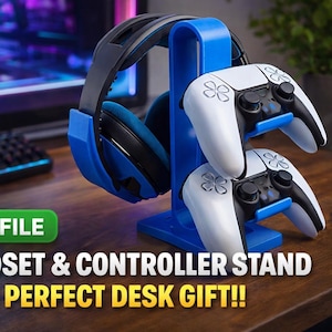 Può includere: Supporto blu per cuffie e controller, con cuffie blu e nere e due controller bianchi e neri. Il supporto è su una superficie di legno. Il testo sull'immagine recita "3MF FILE HEADSET & CONTROLLER STAND PERFECT DESK GIFT!!"