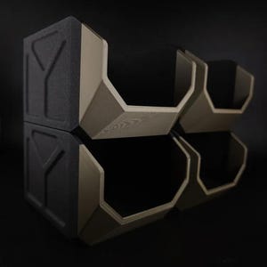 Könnte beinhalten: Ein zweistöckiges Weinregal mit modernem Design. Das Regal besteht aus einer Kombination aus schwarzen und beigen Materialien. Jede Ebene verfügt über zwei sechseckige Fächer, die eine stilvolle Aufbewahrungslösung für Weinflaschen schaffen.