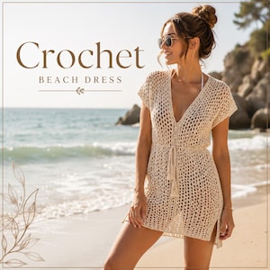 Puede incluir: Un vestido de playa de ganchillo beige con escote en V, mangas cortas y cintura con cordón y borlas. El texto "Crochet BEACH DRESS" aparece en la esquina superior izquierda. La prenda tiene un patrón de punto abierto y aberturas laterales.