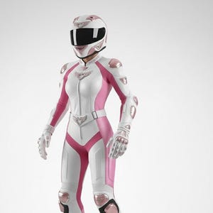 Pode incluir: Fato de corrida de motociclismo branco e rosa com capacete e luvas a condizer. O fato apresenta detalhes em rosa nos ombros, braços, pernas e peito. O capacete tem uma viseira preta. O fato inclui proteção para joelhos e cotovelos.