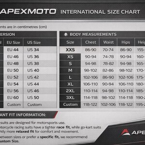 Op de afbeelding: ApexMoto internationale maattabel met afmetingen in centimeters. De tabel bevat matenconversies voor EU- en US-maten, lichaamsmaten en belangrijke informatie over de pasvorm voor motorsportpakken.