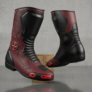 Pu&ograve; includere: Paio di stivali da moto rossi e neri con il logo di Deadpool. Gli stivali hanno un design a stelo alto con pannelli rinforzati e un motivo strutturato sullo stelo superiore. Le suole hanno accenti rossi.