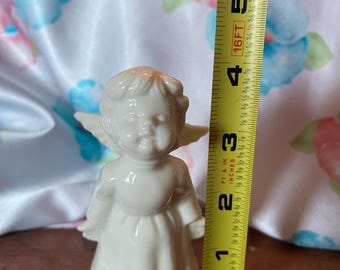 Vintage porseleinen beeldje kussende engel, keramische cherubijn uit het midden van de eeuw, gemaakt in Japan, verzamelobject