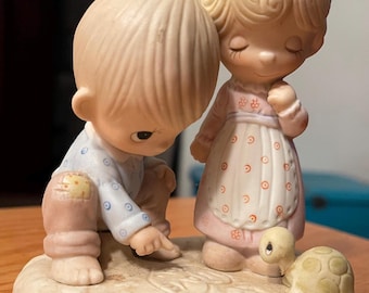 Verzamelobject Precious Moments-beeldje 'Thou Art Mine', jongens-meisje schildpad porseleinen biscuit