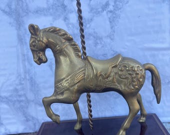 vintage koperen carrouselpaardbeeldje gemonteerd op een houten basis