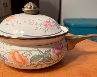 Vintage geëmailleerde steelpan met bloemen en messing handvat, Cottagecore keukendecor