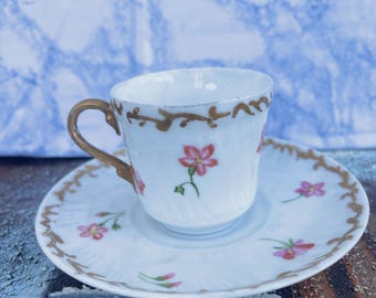 Vintage handgeschilderde demitasse-theekop-schotelset, porselein met roze bloemen en gouden rand