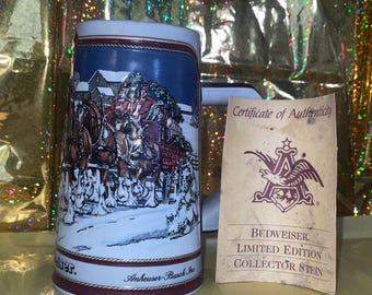 itle: Vintage 1980 Budweiser Holiday Stein Limited Edition Champion Clydesdales Collector Bierpul met Certificaat van Echtheid
