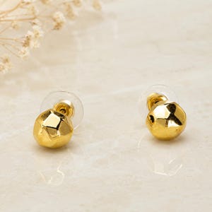 Gehamerde gouden bolstekers, 8 mm geometrisch facetontwerp, minimalistische moderne sieraden