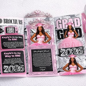 Könnte beinhalten: Eine rosa Abschlussbroschüre mit dem Text "GRAD BROCHURE" und "GRAD 2026". Die Broschüre zeigt Bilder einer Frau in einem rosa Abschlusskleid und einer Kappe. Silberne und rosa Luftballons sind im Hintergrund.