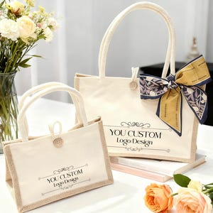 Jutetassen met aangepast logo/Eco-draagtassen/Tas voor cadeaus bruidsmeisje/Bulkrelatiegeschenken/Gepersonaliseerde jutetas voor bruiloft/bedrijf/evenement