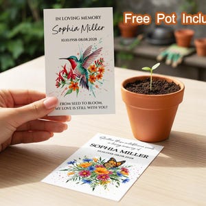 Pode incluir: Um vaso de terracota com uma pequena planta, acompanhado por dois cartões de memória. Um cartão apresenta um beija-flor e o texto "IN LOVING MEMORY Sophia Miller 10.10.1958-08.08.2028". O outro cartão tem um design floral e o nome Sophia Miller.