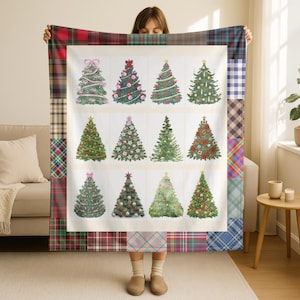 Könnte beinhalten: Eine Weihnachtsdecke mit Patchwork-Design und verschiedenen Karomustern. Das zentrale Feld zeigt zwölf dekorierte Weihnachtsbäume. Die Decke wird hochgehalten, um ihre Größe und das festliche Thema hervorzuheben.
