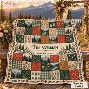 Puede incluir: Una manta de patchwork con una cuadrícula de cuadrados que muestran ilustraciones de montañas, pinos, ríos y motivos florales en verde, rojo y crema. El centro muestra el texto The William y la fecha September 29, 2026.