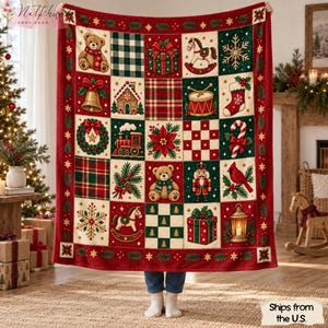 Può includere: Una coperta rettangolare caratterizzata da un design patchwork con illustrazioni a tema natalizio, tra cui orsacchiotti, cavalli a dondolo, uno schiaccianoci, un treno, regali, una casa di pan di zenzero, una lanterna, un cardinale e motivi festivi.