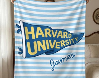名前入りのパーソナライズされた大学旗ブランケット、カスタム大学旗ストライプブランケット、大学卒業祝い、女子学生クラブの友人へのギフト