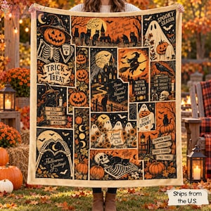 Op de afbeelding: Een rechthoekige plaid met een collage van Halloween-illustraties in oranje, zwart en crème. De ontwerpen bevatten pompoenen, skeletten, geesten, zwarte katten, heksen en spookhuizen, aangevuld met diverse teksten in een Halloween-stijl.