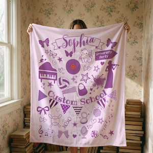 Peut inclure: Une couverture rose clair avec des graphiques violets. La couverture présente le nom "Sophia", ainsi que des illustrations d'un piano, d'un ballon de volley-ball, d'un chat, de notes de musique et d'autres éléments décoratifs. Les mots "University Party" sont également présents.