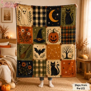 Può includere: Una coperta rettangolare con una griglia di dodici quadrati decorati con illustrazioni a tema Halloween, tra cui un fantasma, un gatto nero, una luna crescente, una zucca, un cappello da strega, un pipistrello, una scopa e fiori.