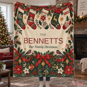 Couverture de Noël personnalisée en flanelle pour toute la famille, nom de famille personnalisé, chaussettes et nœuds rouges, motif guirlande de pin, cadeau souvenir traditionnel des fêtes