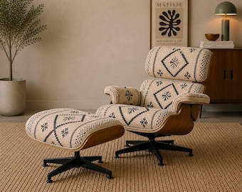 Luxuriöser marokkanischer Lounge Sessel mit Ottomane – Handgewebte Berber Wolle, Mid-Century Modern Design, Walnussholz, Premium Wohnzimmer Deko
