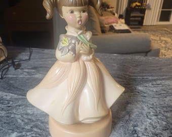 Figurine vintage de fillette peinte à la main, fleurs, en céramique, avec boîte à musique