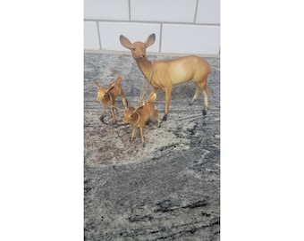 Cerfs vintage en plastique avec des bébés avec des chaînes des années 1960 2 faons MCM
