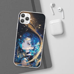 Puede incluir: Funda transparente para teléfono con una ilustración de personaje de anime de pelo azul con detalles dorados. La funda está sobre un cuaderno gris, con auriculares inalámbricos blancos y un estuche de carga.
