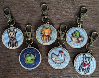 Porte-clés point de croix inspiré des jeux vidéo | Breloque pixel art faite main