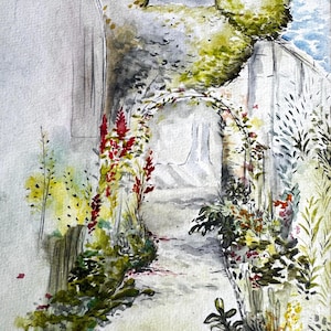 Puede incluir: Pintura a la acuarela de un sendero de jardín que conduce a un arco. El camino está bordeado de exuberante vegetación, incluyendo flores rojas y amarillas. La escena está enmarcada por muros de piedra y un cielo nublado.