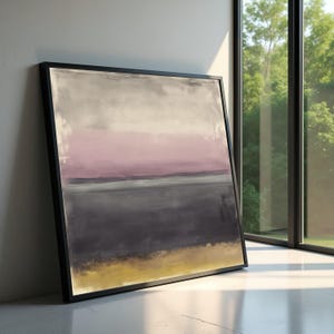 Puede incluir: Pintura abstracta de paisaje en un marco negro. La obra presenta una paleta de colores gris, rosa y amarillo, con un primer plano gris oscuro y un cielo gris claro. La pintura está apoyada contra una pared blanca.