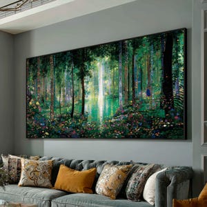 Può includere: Una grande stampa artistica su tela incorniciata raffigurante una vivace scena di foresta. L'opera presenta alberi alti, uno specchio d'acqua scintillante e fiori colorati. La tavolozza dei colori comprende verdi, blu e tocchi di giallo e rosa, creando un'atmosfera serena e naturale.