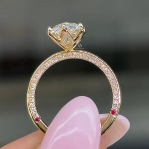 Verlobungsring mit 3 Karat Moissanit im Marquise-Schliff, Solitärring mit Blattgalerie, verstecktem Rubin-Akzent und Pavé-Band