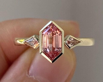 Anillo de compromiso hexagonal rosa cultivado en laboratorio, 2,71 quilates, engastado en bisel con piedra lateral talla cometa.