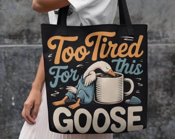 Immagine PNG di un'oca stanca in stile caffè, clipart divertente di un'oca stanca, umorismo mattutino a base di caffeina, download digitale.