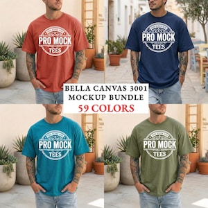 Op de afbeelding: Vier T-shirts in verschillende kleuren: roest, marineblauw, blauwgroen en olijfgroen. Elk shirt heeft een cirkelvormig logo met de tekst "PRO MOCK TEES". De tekst "BELLA CANVAS 3001 MOCKUP BUNDLE 59 COLORS" is ook zichtbaar.