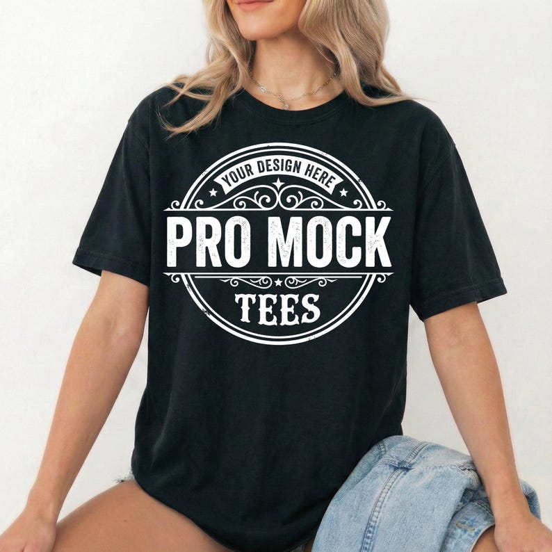 Peut inclure: T-shirt noir avec un motif circulaire blanc portant l'inscription "YOUR DESIGN HERE", "PRO MOCK" et "TEES". Le t-shirt &agrave; manches courtes a un col rond et est fait d'une mati&egrave;re douce.