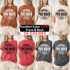以下が含まれることがあります： 様々な色のComfort Color C1717 Tシャツのコレクション。前面と背面からのビューを示しています。各シャツには「PRO MOCK TEES」と「YOUR DESIGN HERE」のテキストが入った円形デザインがあります。画像は30色の利用可能性を強調しています。