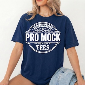 Peut inclure: T-shirt bleu marine avec un motif circulaire blanc portant l'inscription "YOUR DESIGN HERE", "PRO MOCK" et "TEES". Le t-shirt est &agrave; manches courtes et de coupe d&eacute;contract&eacute;e.