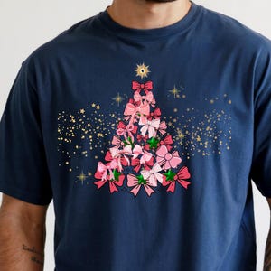 Camiseta con lazos navideños, Comfort Colors®, Sudadera festiva con cinta navideña, Camiseta navideña cómoda y bonita, Regalo de atuendo navideño de temporada