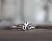 Pile de racines Un anneau. Monogram Initial Stack Sterling Stack Ring-