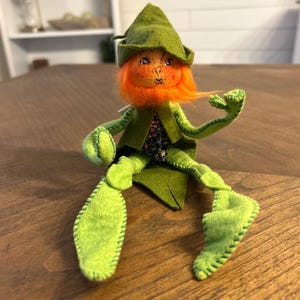 Figura de muñeca flexible y móvil hecha a mano, pintada a mano, de Annalee Pixie Leprechaun, de 1955.