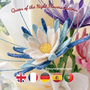 Puede incluir: Primer plano de un ramo de flores de ganchillo hechas a mano. El ramo presenta una gran margarita blanca y azul con un centro amarillo. Otras flores son rosas y moradas. El texto dice "Queen of the Night Flowers Pattern".