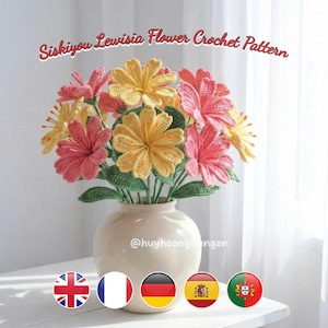 Könnte beinhalten: Ein cremefarbenes Gefäß enthält einen gehäkelten Strauß Siskiyou Lewisia-Blumen in Rosa- und Gelbtönen. Die Blumen werden von grünen Blättern begleitet, wodurch eine vollständige Anordnung entsteht. Der Text "Siskiyou Lewisia Flower Crochet Pattern" wird über den Blumen angezeigt.