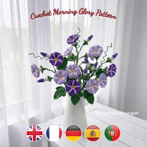 Puede incluir: Un ramo de flores de gloria de la mañana moradas hechas a ganchillo en un jarrón blanco. Las flores tienen un diseño detallado con centros blancos y amarillos. El texto "Crochet Morning Glory Pattern" se muestra en la parte superior de la imagen.