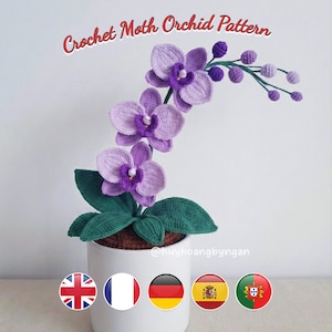 Puede incluir: Orquídea mariposa de ganchillo en maceta blanca. La orquídea tiene flores moradas y lavanda, hojas verdes y un tallo con pequeños capullos morados. El texto "Crochet Moth Orchid Pattern" es visible.