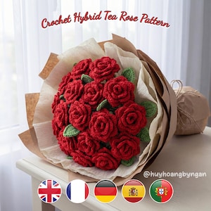 Peut inclure: Un bouquet de roses rouges au crochet avec des feuilles vertes, enveloppé dans du papier brun. Le texte "Crochet Hybrid Tea Rose Pattern" est en haut. L'image comprend les drapeaux du Royaume-Uni, de la France, de l'Allemagne, de l'Espagne et du Portugal.