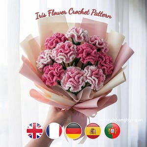 Könnte beinhalten: Ein Strauß gehäkelter rosa und weißer Irisblüten, verpackt in hellrosa und cremefarbenem Papier. Der Text "Iris Flower Crochet Pattern" ist sichtbar. Der Strauß wird von einer Person gehalten.