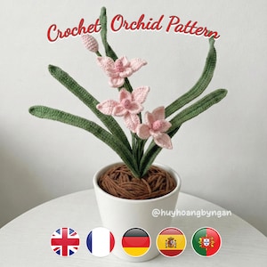 Puede incluir: Una planta de orquídeas de ganchillo en una maceta blanca. La planta presenta flores rosas, hojas verdes y una base marrón. El texto "Crochet Orchid Pattern" está escrito en cursiva roja en la parte superior de la imagen.